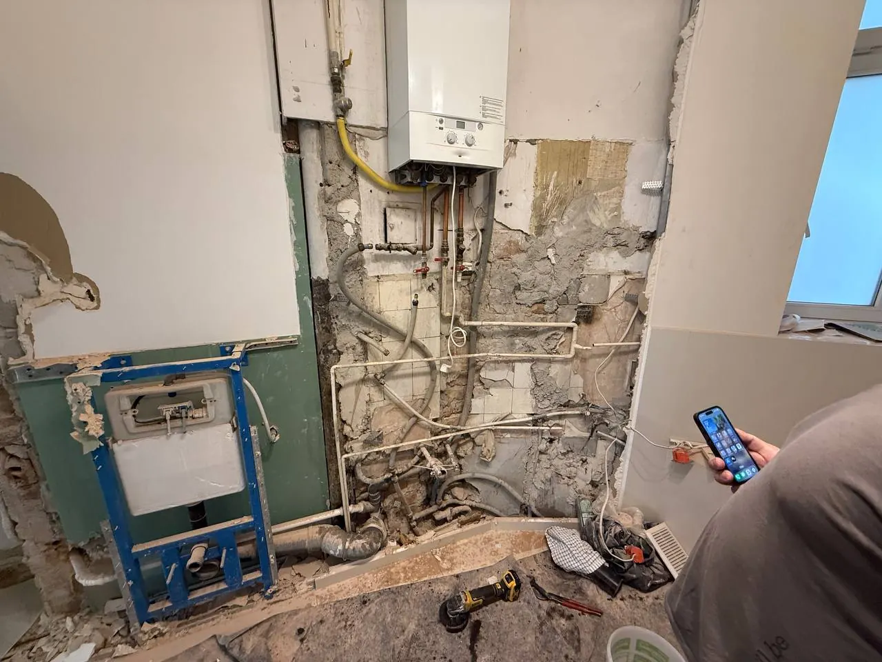 Łazienka w remoncie z widocznym kotłem — DobryHydraulik Białystok