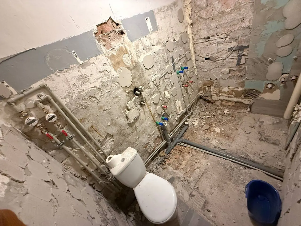 Skuta łazienka z odsłoniętą instalacją — DobryHydraulik Białystok