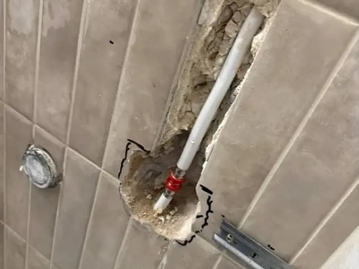 Pion kanalizacyjny odsłonięty w ścianie — DobryHydraulik Białystok