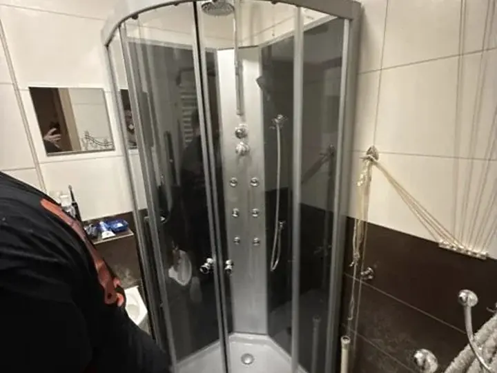 Bateria prysznicowa w kabinie narożnej — DobryHydraulik Białystok