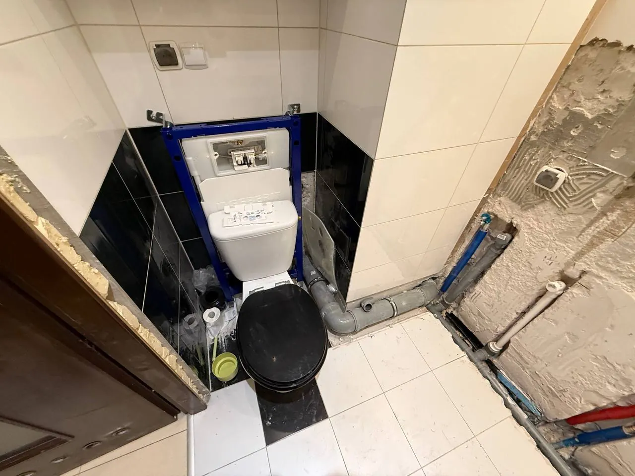 Kompakt WC z podejściami przy czarnych płytkach — DobryHydraulik Białystok