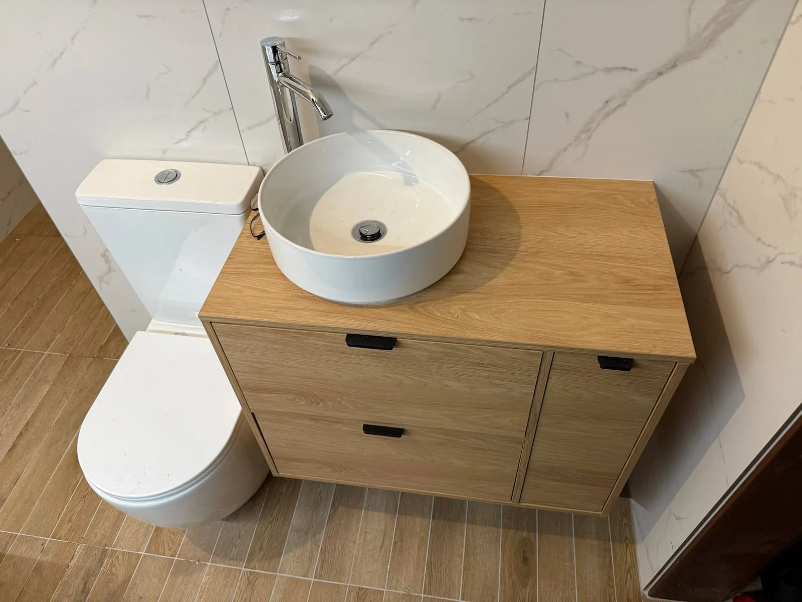 Umywalka nablatowa na szafce z WC — DobryHydraulik Białystok