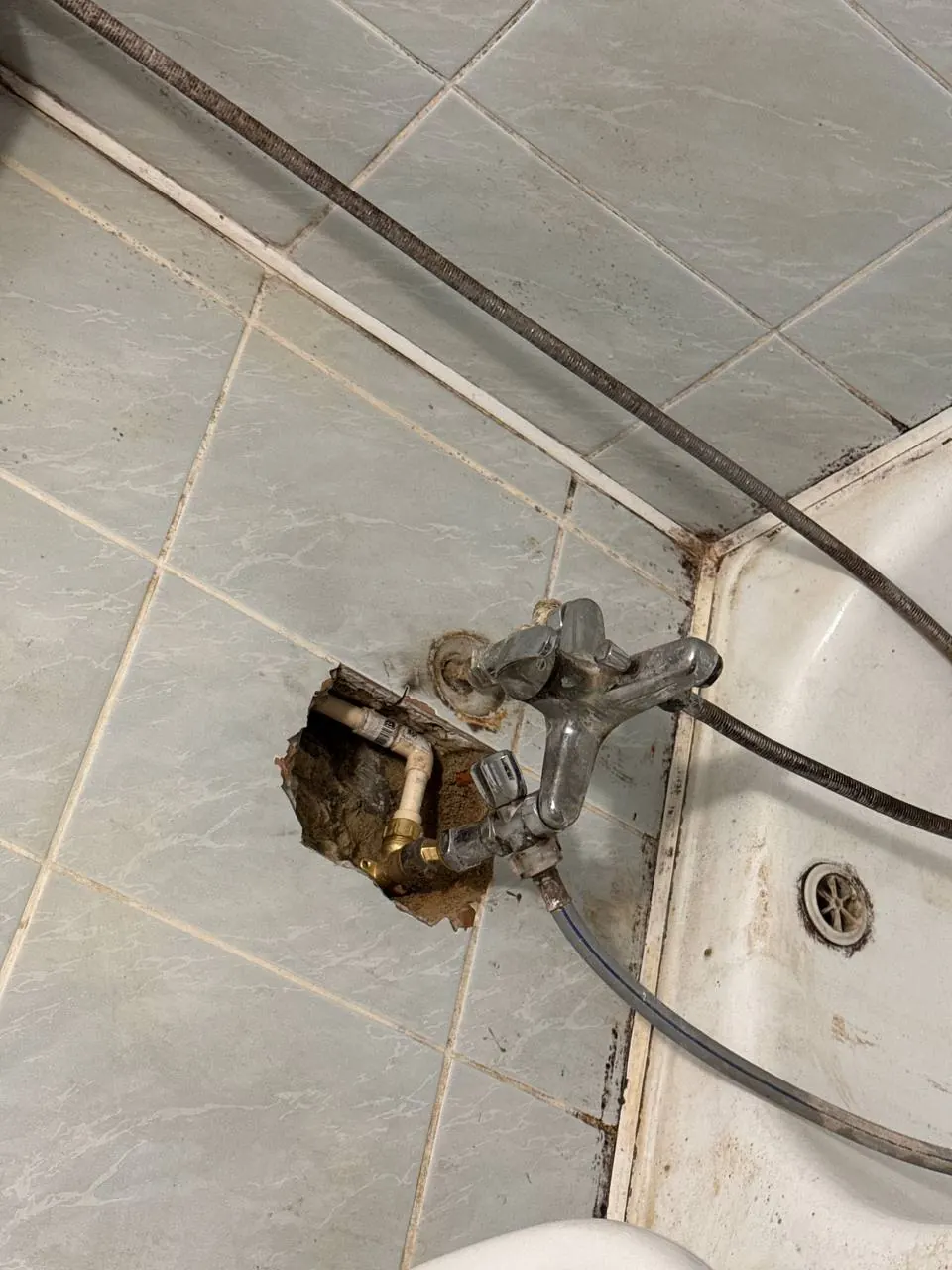 Uszkodzona rura z baterią przy wannie — DobryHydraulik Białystok