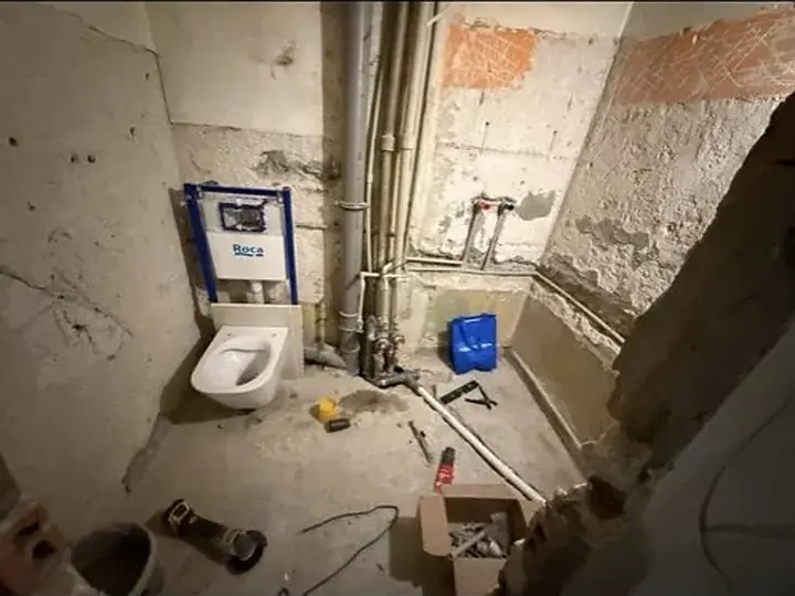 Stelaż i miska WC po rozkuciu ściany — DobryHydraulik Białystok