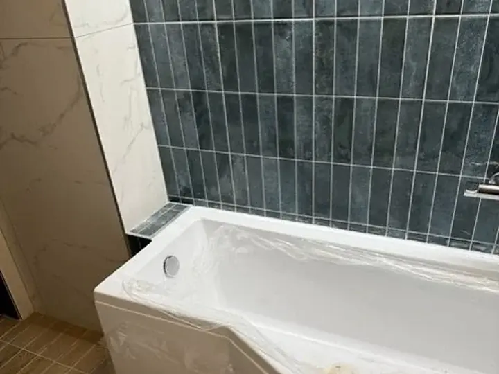 Nowa wanna po montażu, płytki w trakcie remontu — DobryHydraulik Białystok