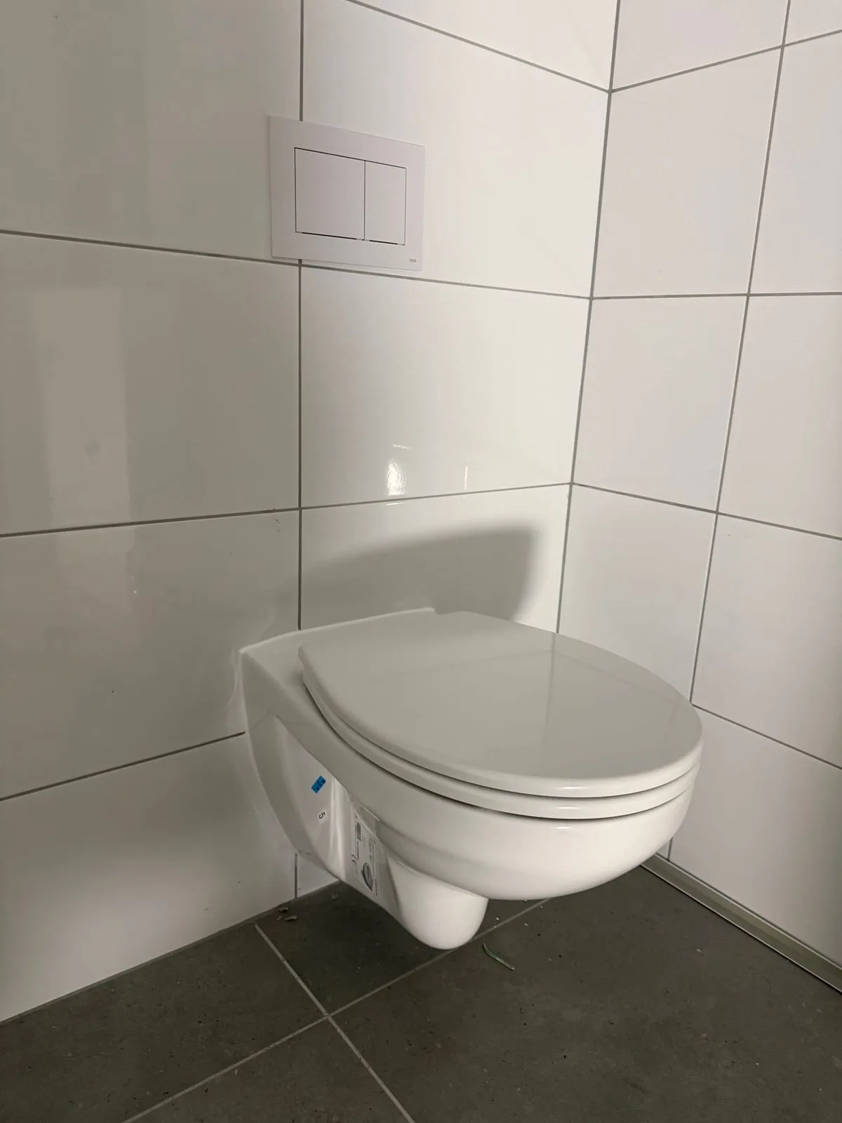 WC podwieszane w białej łazience — DobryHydraulik Białystok